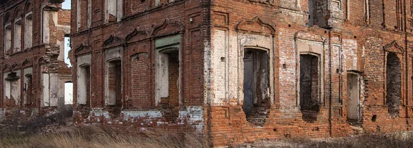 Edificio Abbandonato Con Finestre Rotte Senza Tetto Vecchia Casa Mattoni — Foto Stock