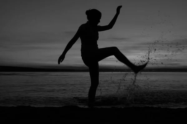 Silueta Mujer Joven Saltando Agua Una Playa — Foto de Stock
