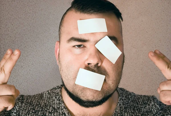 Een Man Met Een Grijze Trui Met Een Witte Sticker — Stockfoto