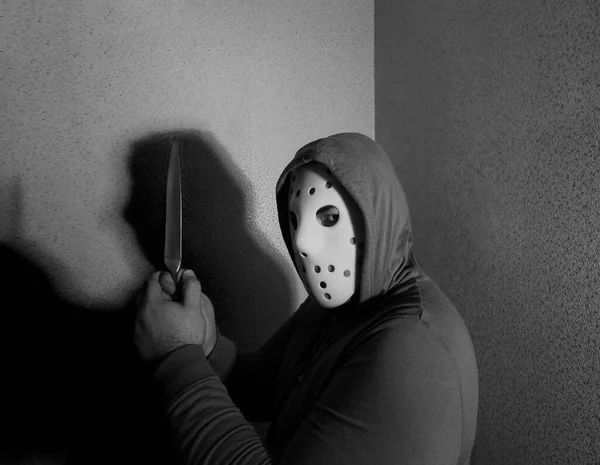 男人用刀攻击 手里拿着刀戴着黑色头巾的家伙冷兵器的威胁犯罪和抢劫的概念 背景上的霓虹灯 — 图库照片