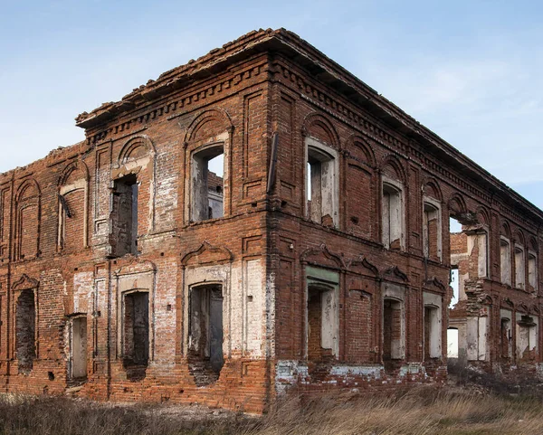Edificio Abbandonato Con Finestre Rotte Senza Tetto Vecchia Casa Mattoni — Foto Stock