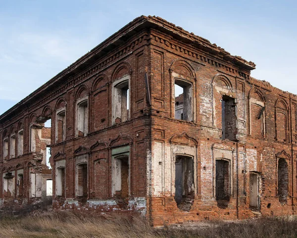 Edificio Abbandonato Con Finestre Rotte Senza Tetto Vecchia Casa Mattoni — Foto Stock