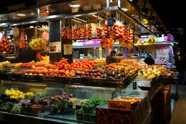 Barcelona, İspanya - 30 Eylül 2018: Barcelona 'daki Boqueria pazarında taze buzlu içecek. Meyve ve buzlu plastik kaplar. 