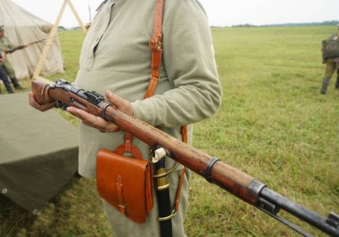 Arka planda kılıçlı ve Mosin tüfekli muhafız. ilk dünya kelimesi. 