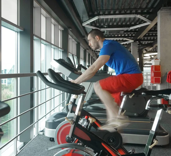 Hombre Musculoso Que Usa Bicicleta Giratoria Gimnasio Entrenamiento Cardiovascular Bicicleta —  Fotos de Stock