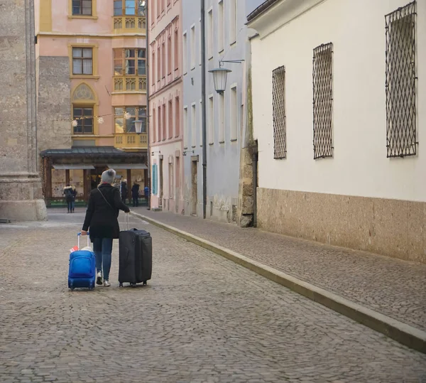 Una Mujer Caminando Con Dos Sus Carritos Calle Del Centro —  Fotos de Stock