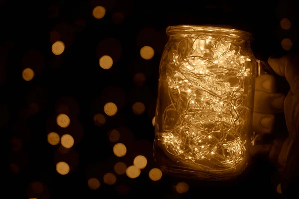 男人拿着透明的罐子 灯从黑色的夜晚背景引导出来 给我一个礼物 浪漫的希波斯特概念 红色圆饼H — 图库照片
