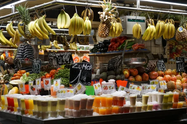 Barcelona Spanien September 2018 Färska Smoothies Boqueria Marknaden Barcelona Plastbehållare — Stockfoto