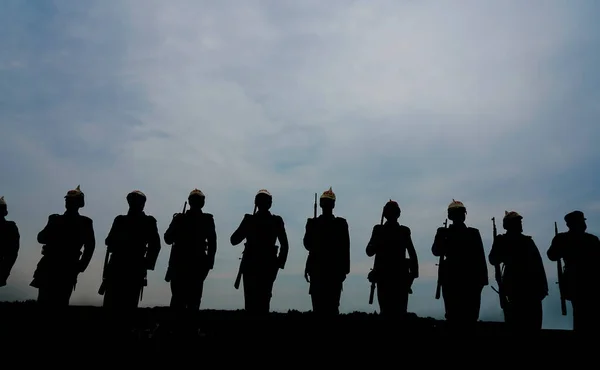 Siluety Německých Vojáků Nebo Důstojníků Zbraněmi Při Západu Slunce — Stock fotografie