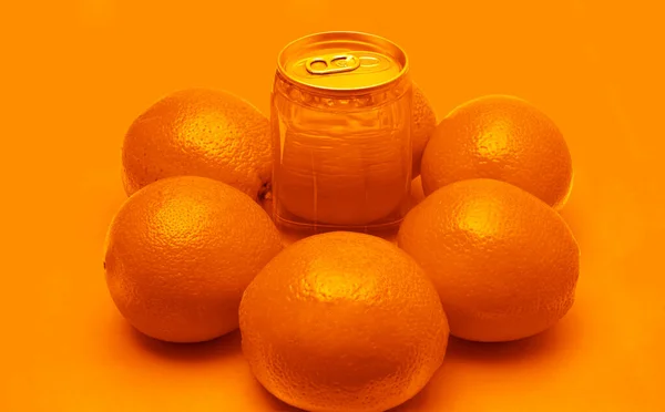 Pomarańczowy Napój Wiele Owoców Pomarańczowych Wokół Pełnego Plastiku Może — Zdjęcie stockowe