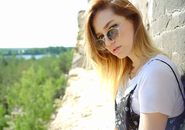 Una Mujer Con Gafas Sol Elegantes Tomando Sol Una Colina — Foto de Stock