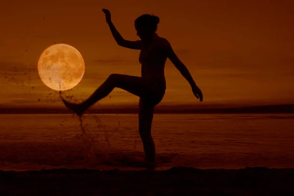 Una Mujer Playa Silueta Chica Luna Grande Salpicadura Agua —  Fotos de Stock