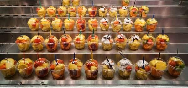 Αγορά Φρούτα Στα Πλαστικά Ποτήρια Διάφορα Τροπικά Φρούτα — Φωτογραφία Αρχείου