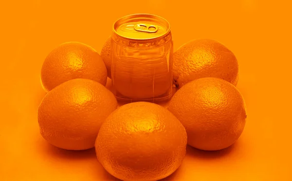 Pomarańczowy Napój Wiele Owoców Pomarańczowych Wokół Pełnego Plastiku Może — Zdjęcie stockowe