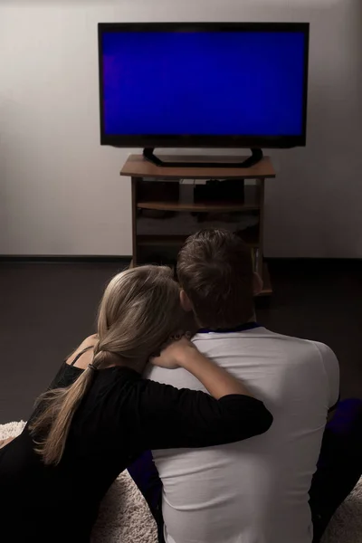 回到家 看到年轻夫妇在家里放松和看电视的背影 空屏幕 — 图库照片