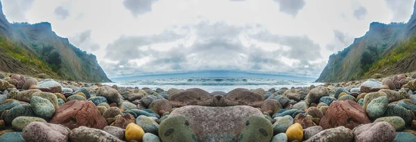 Grote Ronde Stenen Tegen Achtergrond Van Berg Oostzee — Stockfoto