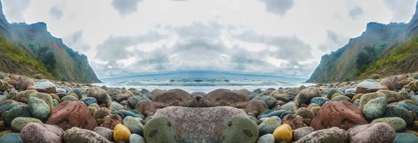 Grote Ronde Stenen Tegen Achtergrond Van Berg Oostzee — Stockfoto