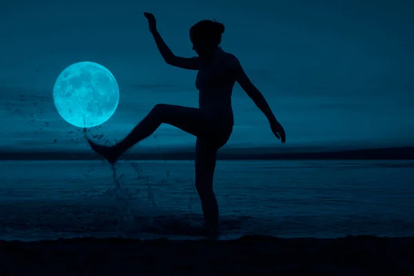 Uma Mulher Praia Silhueta Menina Lua Grande Respingo Água — Fotografia de Stock