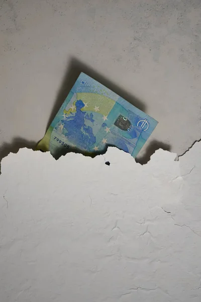 Spleet Van Muur Gestoken Eurobankbiljet Gips Valt Van Een Betonnen — Stockfoto