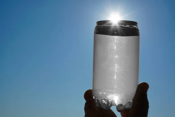 Mano Umana Che Tiene Una Bottiglia Acqua Contro Sole Tramonto — Foto Stock