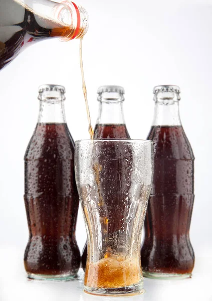 Verter Cola Garrafa Plástico Vidro Transparente Com Espuma Três Frascos — Fotografia de Stock