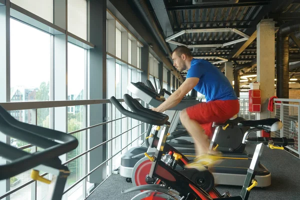 Mięśniak Który Używa Roweru Spinningowego Siłowni Trening Cardio Rowerowy Klubie — Zdjęcie stockowe