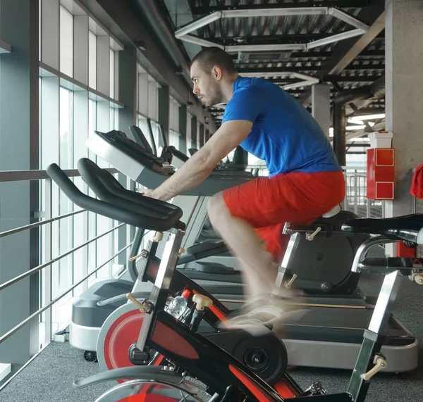 Muskulös Man Som Använder Spinning Cykel Gym Cykelkonditionsträning Gymmet Sidovy — Stockfoto