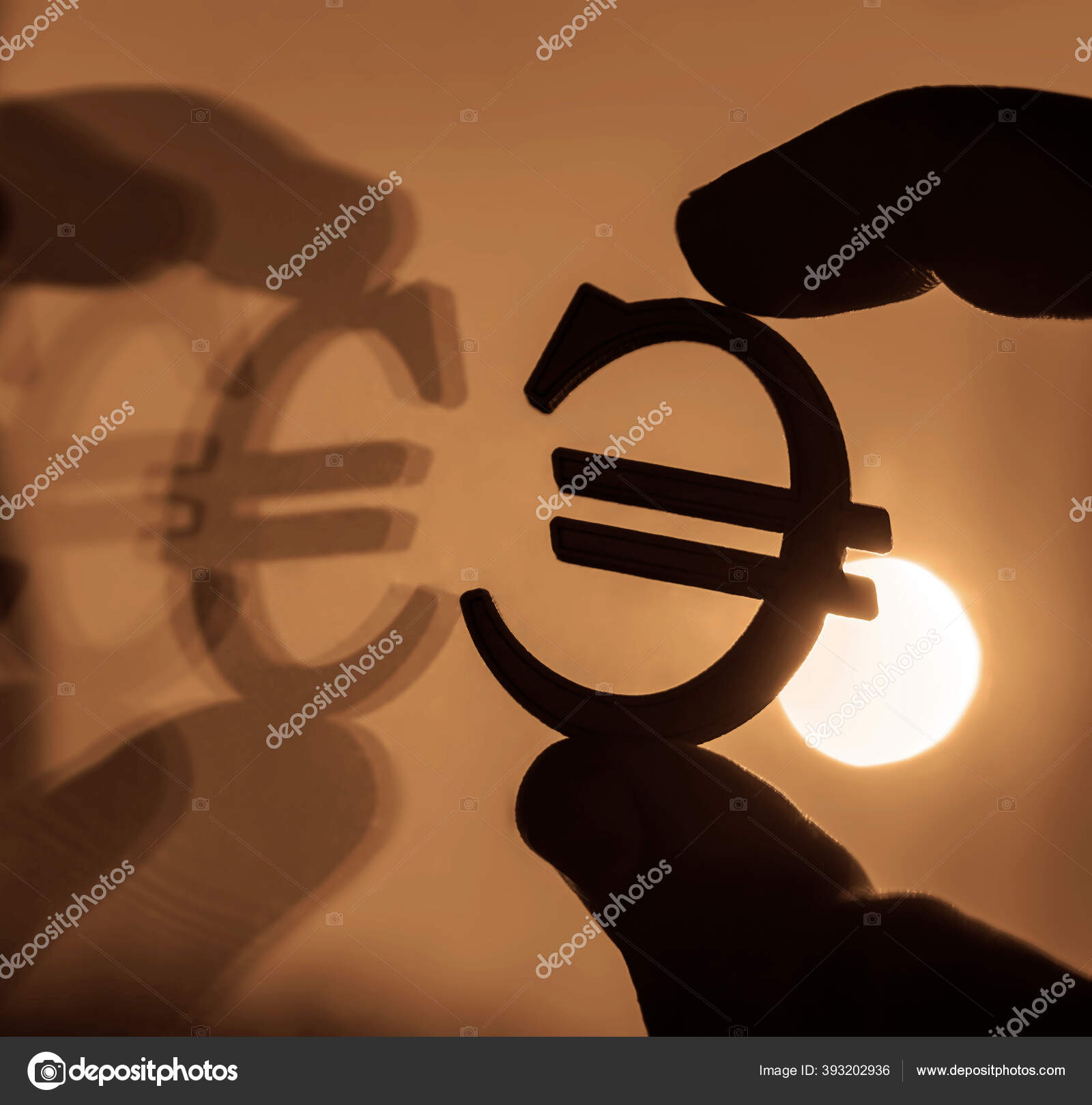 金色欧洲货币符号或符号欧元在日落天空背景下的镜像反射——图库图片© borjomi88 #393202936