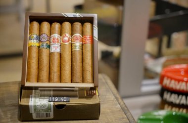 HABANA, CUBA - 19 Mart 2019: purolar kutuda, vitrinde. İçinde kırmızı etiket olan bir kutu Küba purosu.