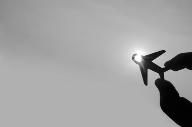 Demir oyuncak bir uçağı tutan el. Tatil, seyahat ve ulaşım. Oyuncak uçak elinde. Seyahat ve hayallerin sembolü. Oyuncak uçak tutan bir adam. 