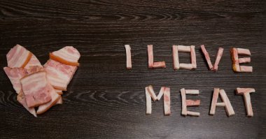 Bir yığın İspanyol jambonu şekilleniyor. Eti seviyorum..