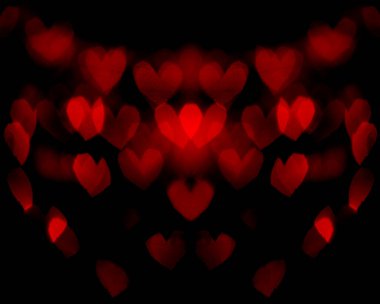 Gece vakti Bokeh Heart şeklinde bir ışık. Bulanık kalp şeklindeki ışıklar, koyu arkaplandaki afiş için yumuşak bokeh renkli, afiş için renkli bokeh hafif kalpler, afiş şablonları için yumuşak, uzay reklamları, sevgililer günü aşkı konsepti.