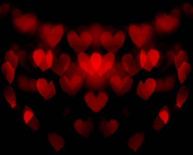Gece vakti Bokeh Heart şeklinde bir ışık. Bulanık kalp şeklindeki ışıklar, koyu arkaplandaki afiş için yumuşak bokeh renkli, afiş için renkli bokeh hafif kalpler, afiş şablonları için yumuşak, uzay reklamları, sevgililer günü aşkı konsepti.