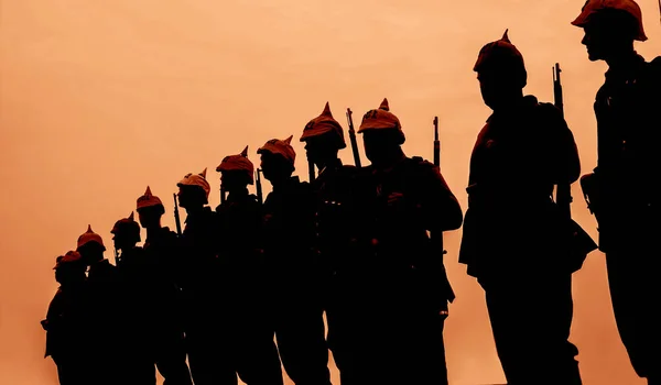 Silhuetas Soldados Militares Alemães Oficiais Armados Pôr Sol — Fotografia de Stock