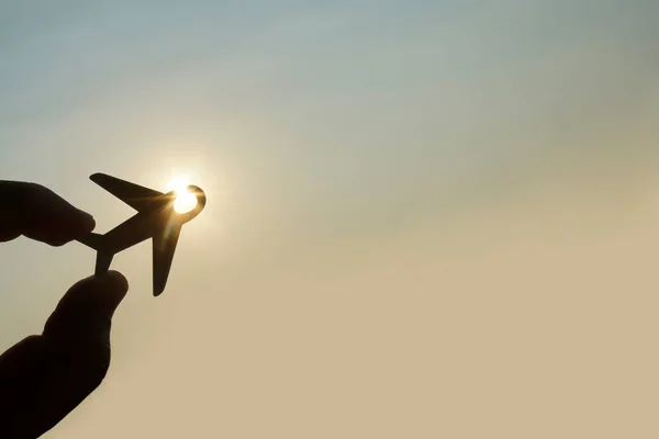 Der Hand Hält Ein Eisernes Spielzeugflugzeug Urlaub Reisen Und Transport — Stockfoto