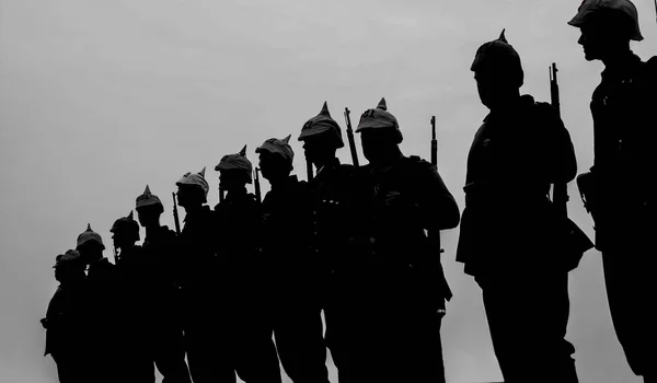Силуэты Немецких Военных Офицеров Оружием Закате — стоковое фото