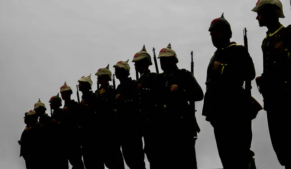 Silhuetas Soldados Militares Alemães Oficiais Armados Pôr Sol — Fotografia de Stock