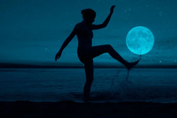 Uma Mulher Praia Silhueta Menina Lua Grande Respingo Água — Fotografia de Stock