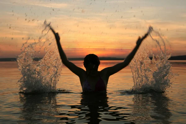 Zwart Silhouet Van Vrouw Spetterend Water Zomervakantie Ontspannen Infinity Zwembad — Stockfoto