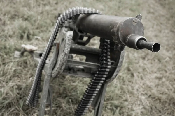 Yeşil Çimlerin Üzerinde Duran Makineli Tüfek Namluya Odaklan Birinci Dünya — Stok fotoğraf