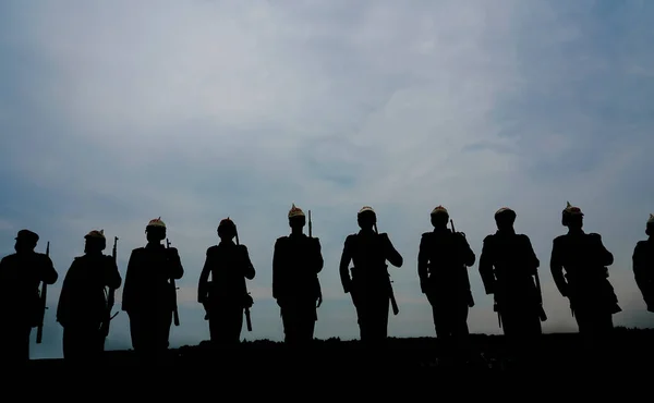 Siluetas Soldados Militares Alemanes Oficiales Con Armas Atardecer — Foto de Stock