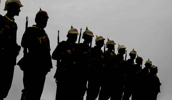 Silhouetten Van Duitse Militairen Officieren Met Wapens Bij Zonsondergang — Stockfoto