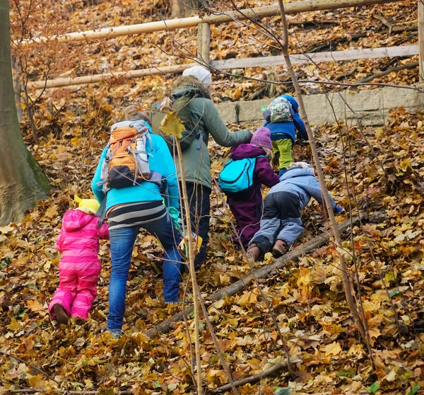 Duas Mães Seus Filhos Uma Caminhada Parque Outono Visão Traseira — Fotografia de Stock