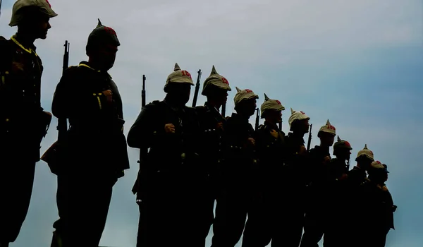 Siluetas Soldados Militares Alemanes Oficiales Con Armas Atardecer — Foto de Stock