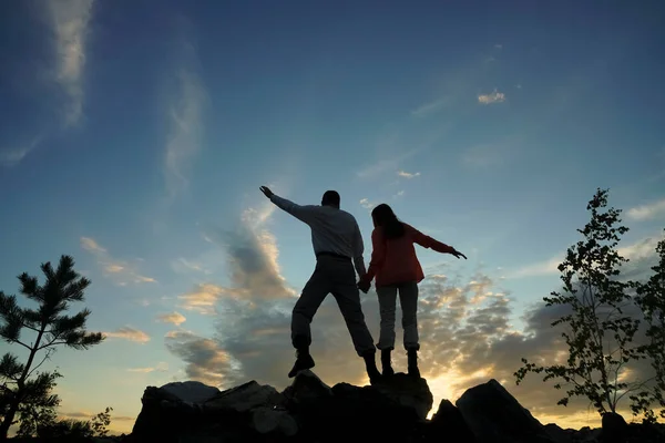 Teman Teman Atas Gunung Berjabat Tangan — Stok Foto