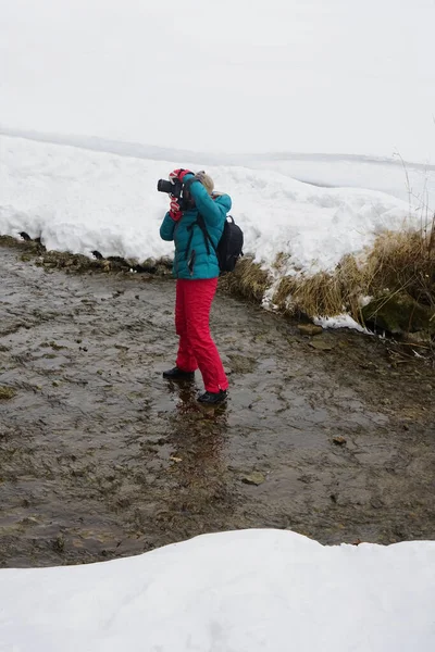 Woman Professional Digital Camera River Winter Female Photographer Next River — Stock Photo, Image