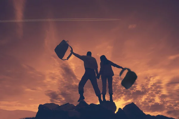 Pareja Cima Una Montaña Sacudiendo Las Manos Levantadas Dos Aviones — Foto de Stock