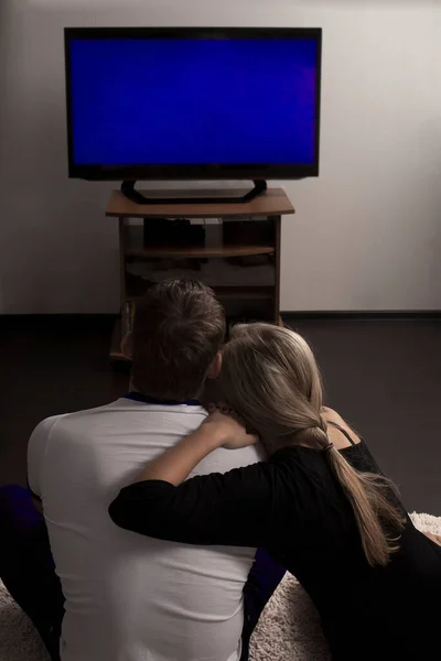 Volta Visão Traseira Jovem Casal Relaxante Assistindo Casa Tela Vazia — Fotografia de Stock