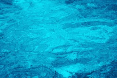 Okyanustaki su altı turkuaz dokusu. Tropikal denizde kabarcıklar. Dalgalı derin turkuaz ve mavi Akdeniz