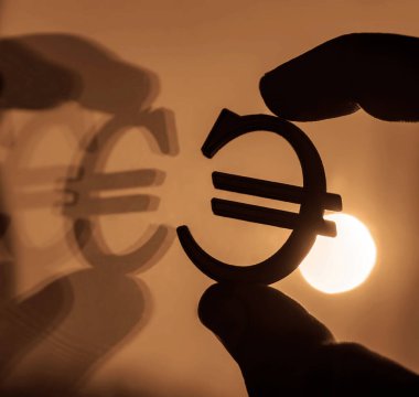 Altın Avrupa Para Birimi Sembolü veya Günbatımı Arkaplanı 'nda Aynalı Yansımalı Euro İmzası